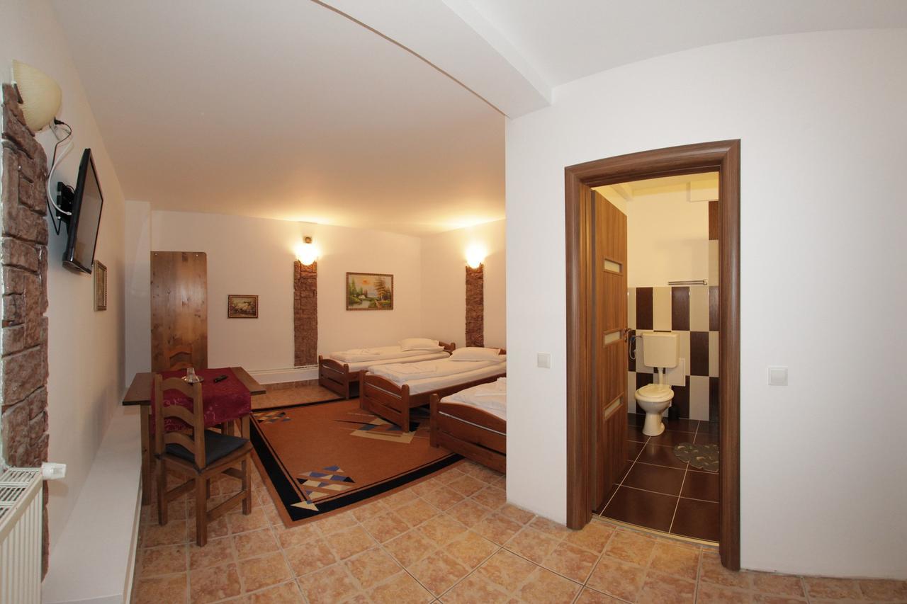 Pensiunea Cocosul Rosu Sibiu Exterior photo